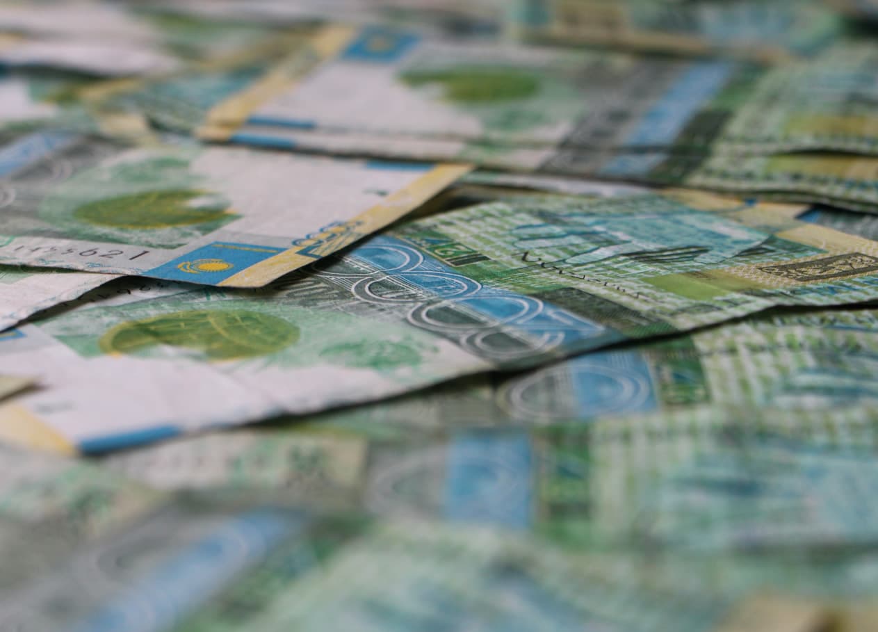 2000 казахстанских тенге