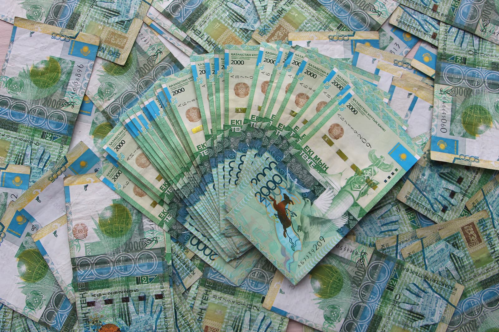 2000 казахстанских тенге