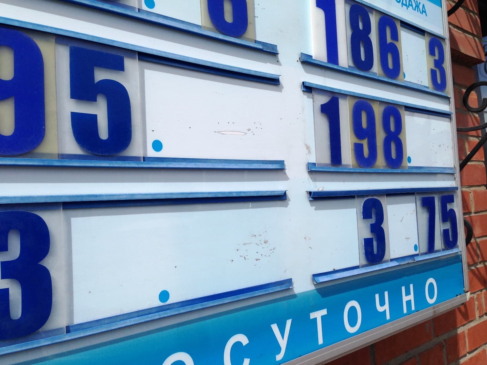Тенге продолжил укрепление позиций