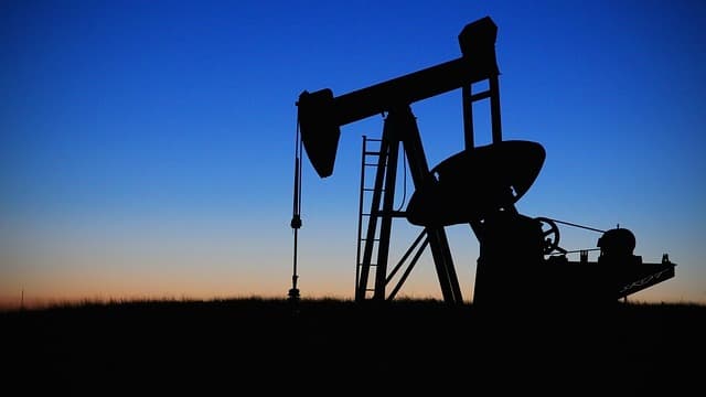 На фоне данных по запасам в США снизились цены на нефть