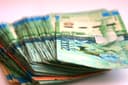 Пачка банкнот номиналом 2000 тенге